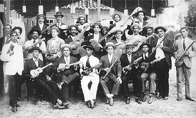 foto que mostra um grande grupo de choro da época de Villa-Lobos