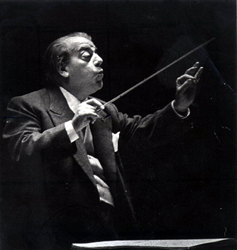 foto de heitor villa-lobos condunzindo uma orquestra